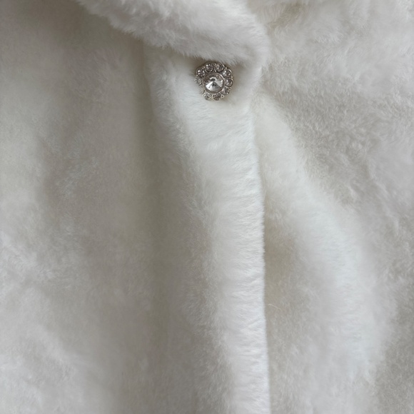 Girls Fur Cape - Picture 2 of 8